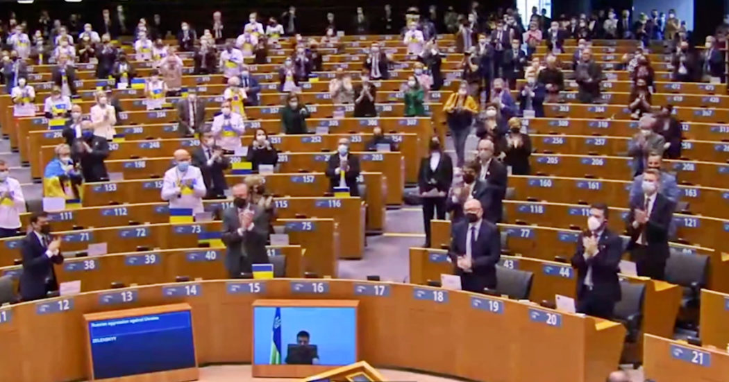 Guerra Russia-Ucraina, standing ovation del Parlamento europeo al presidente Zelensky collegato da Kiev – Video