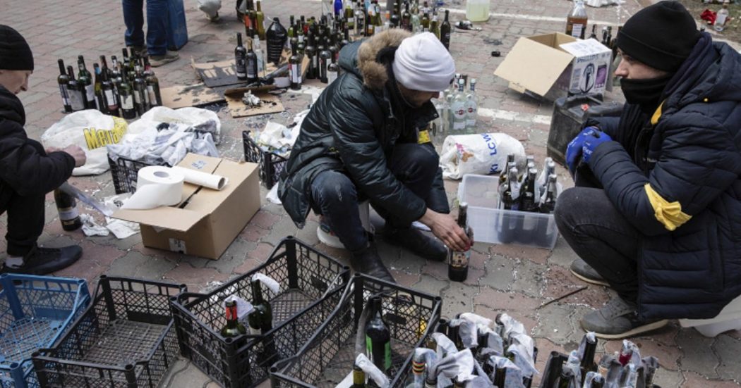 Guerra Russia-Ucraina, nei comitati di quartiere che preparano le molotov per difendere Kiev: “Tutti vogliono partecipare. Il nemico può arrivare da un momento all’altro”