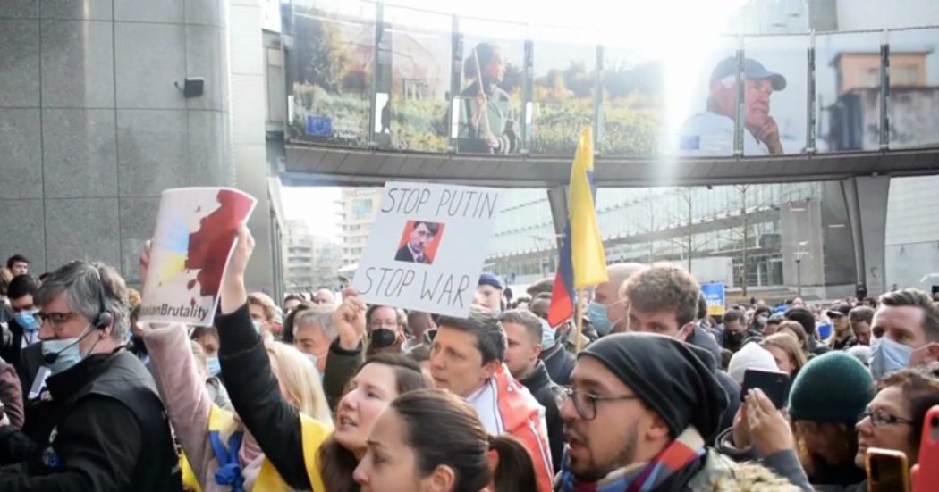 Guerra Russia-Ucraina, in migliaia al presidio di solidarietà davanti al Parlamento europeo. Metsola: “L’Europa è con voi” – Video