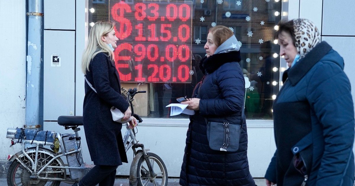 Guerra Russia-Ucraina, “le sanzioni strangoleranno l’economia di Mosca. Gli oligarchi si chiederanno se è loro interesse continuare a sostenere Putin”