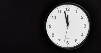 Copertina di Mancano solo 90 secondi alla fine del mondo, l’Orologio dell’apocalisse segna il massimo rischio: “È urgente che i governi agiscano”