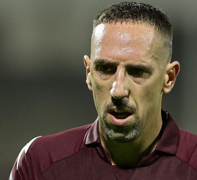 Incidente stradale per Franck Ribery, il calciatore si schianta contro un semaforo: “Lieve trauma cranico”