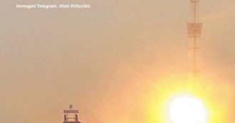 Copertina di Guerra Russia-Ucraina, attaccata la torre della televisione di Kiev: ecco il momento dell’arrivo del missile – Video