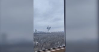 Guerra Russia-Ucraina, attaccata la torre della tv di Kiev: le immagini delle colonne di fumo – Video