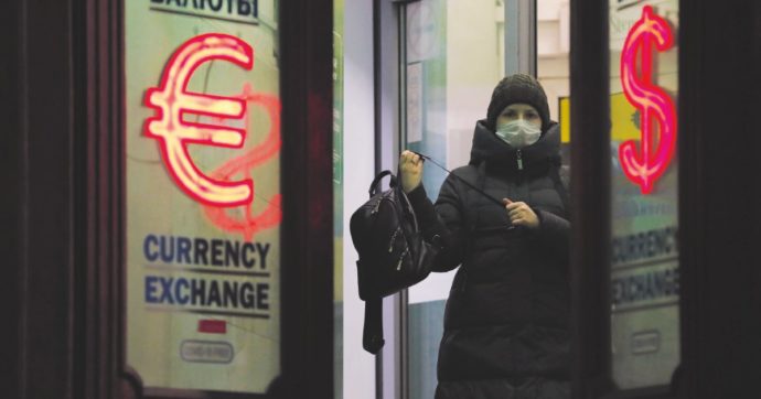 Giù il rublo, file agli sportelli: inizia l’offensiva delle sanzioni