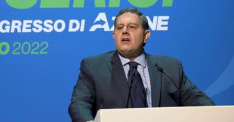 Copertina di Toti porta i cronisti 4 giorni a Dubai. E la Regione paga