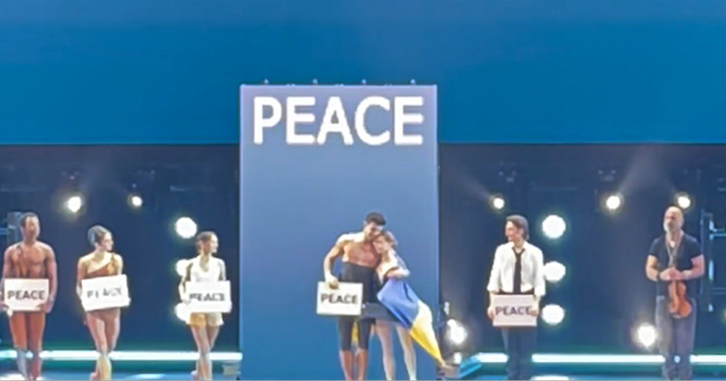 L’abbraccio sul palco di Roberto Bolle alla ballerina ucraina Iana Salenko avvolta dalla bandiera del suo Paese – Video