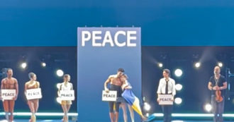 Copertina di L’abbraccio sul palco di Roberto Bolle alla ballerina ucraina Iana Salenko avvolta dalla bandiera del suo Paese – Video