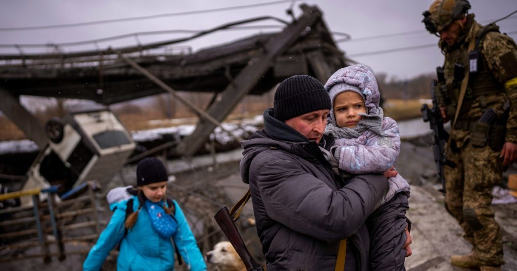 Ucraina, ai profughi l’Europa garantirà una forma di protezione mai usata prima (e che voleva cancellare): “Questa scelta potrebbe cambiare le politiche Ue sui migranti”