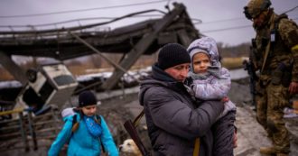 Copertina di Ucraina, ai profughi l’Europa garantirà una forma di protezione mai usata prima (e che voleva cancellare): “Questa scelta potrebbe cambiare le politiche Ue sui migranti”