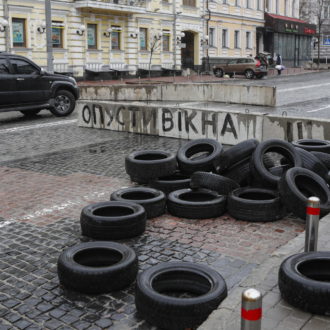 Copertina di 26 – Kiev, città fantasma mentre aspetta l’assedio