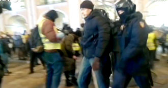 Copertina di Guerra Russia-Ucraina, a San Pietroburgo decine di arresti: le persone che protestano contro Putin vengono caricate sugli autobus dalla polizia