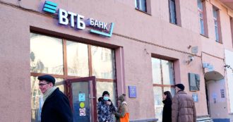 Copertina di Guerra Russia-Ucraina, l’Ue esclude 7 banche da Swift: salve Gazprombank e Sberbank. Ma il primo istituto russo lascia il mercato europeo