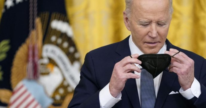 Biden fa la parte del comandante d’Occidente, ma tono e postura non hanno nulla di eroico