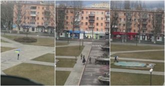 Guerra Russia-Ucraina, a Cherson un uomo sventola la bandiera gialla e blu davanti ai militari di Mosca – Video