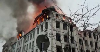 Guerra Russia-Ucraina, a Kharkiv la sede degli Affari interni in fiamme dopo i bombardamenti: crolla il tetto dell’edificio