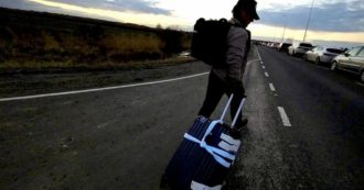 Copertina di Sean Penn lascia l’Ucraina e scappa a piedi con un trolley in Polonia: “Abbiamo camminato per miglia dopo aver abbandonato l’auto”