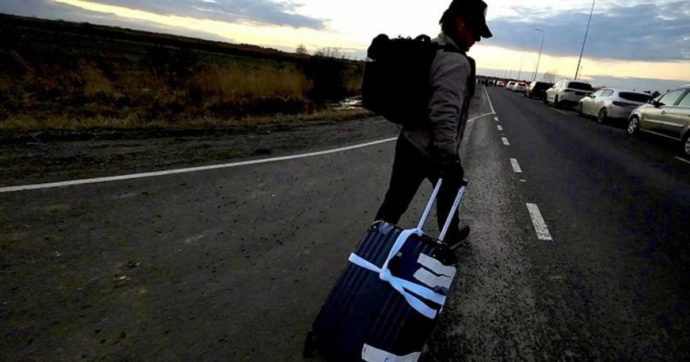Sean Penn lascia l’Ucraina e scappa a piedi con un trolley in Polonia: “Abbiamo camminato per miglia dopo aver abbandonato l’auto”