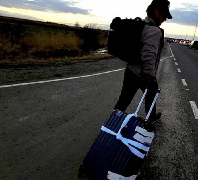 Sean Penn lascia l’Ucraina e scappa a piedi con un trolley in Polonia: “Abbiamo camminato per miglia dopo aver abbandonato l’auto”