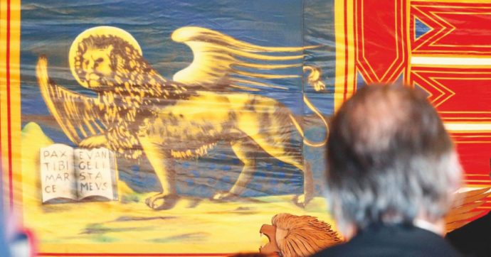 “Avvertì l’ex dg veneto che era intercettato”, agente dei servizi segreti indagato a Padova