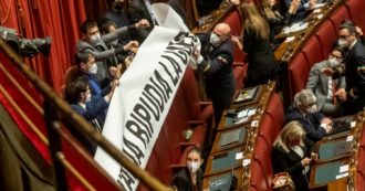 Copertina di Dietro quei sì i volti scuri dei 5S  E Salvini non riesce a dire Putin