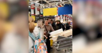 Copertina di Russia, assalto ai negozi Ikea dopo l’annuncio della chiusura per la guerra in Ucraina – Video