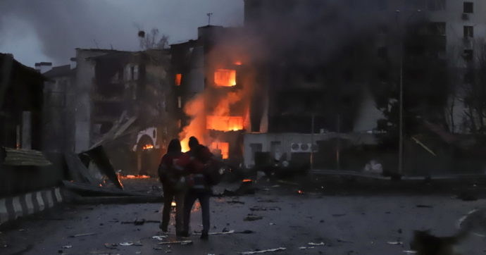 Copertina di 28 – Ancora bombe su Kiev: civili in trincea aspettando l’assedio