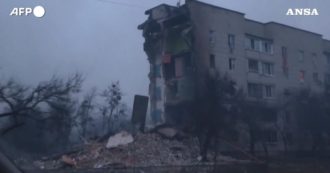 Copertina di Guerra Russia-Ucraina, palazzi sventrati e roghi: ecco la città di Borodyanka dopo i bombardamenti – Video