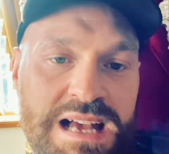 Tyson Fury, il pugile rivela: “Mi masturbo 7 volte al giorno e bevo 8 litri d’acqua, ecco il segreto del mio successo”