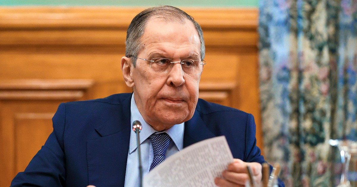 Guerra Russia-Ucraina, Lavrov: ‘Non colpiamo civili e caserme’. Ma ci sono centinaia di morti tra la popolazione. ‘Danni collaterali, li avete inventati in Occidente’