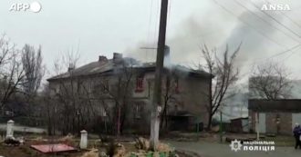 Copertina di Guerra Russia-Ucraina, casa in fiamme a Mariupol dopo i bombardamenti: l’intervento dei Vigili del fuoco – Video