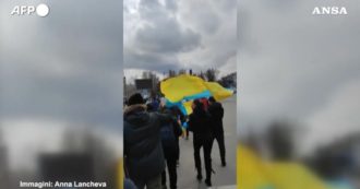 Guerra Russia-Ucraina, in centinaia in piazza a Melitopol contro la guerra: rumore di spari durante la protesta – Video