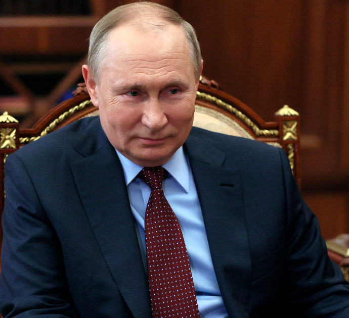 “Ma siamo sicuri che quello che vediamo sia proprio Vladimir Putin? Se un sosia lo avesse sostituito e lui fosse ricoverato in clinica?”