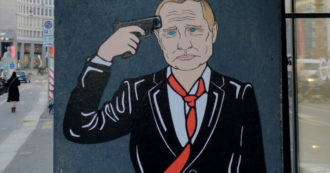 Copertina di Murales con Vladimir Putin che si punta una pistola alla tempia in centro a Milano: rimosso