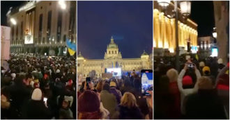 Copertina di Guerra Russia-Ucraina, a Praga e a Tbilisi migliaia di persone in piazza: acclamato Zelensky in collegamento da Kiev – Video