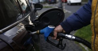 Copertina di Benzina, nuovi record per i prezzi alla pompa: al self service oltre 1,9 euro al litro. Più di 2 euro al litro la servita