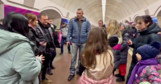 Copertina di Guerra Russia-Ucraina, il sindaco di Kiev fa visita alle persone rifugiate nella metropolitana – Video