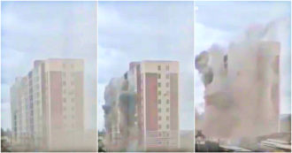 Copertina di Guerra Russia-Ucraina, il momento del bombardamento di un edificio residenziale a Gostomel – Video