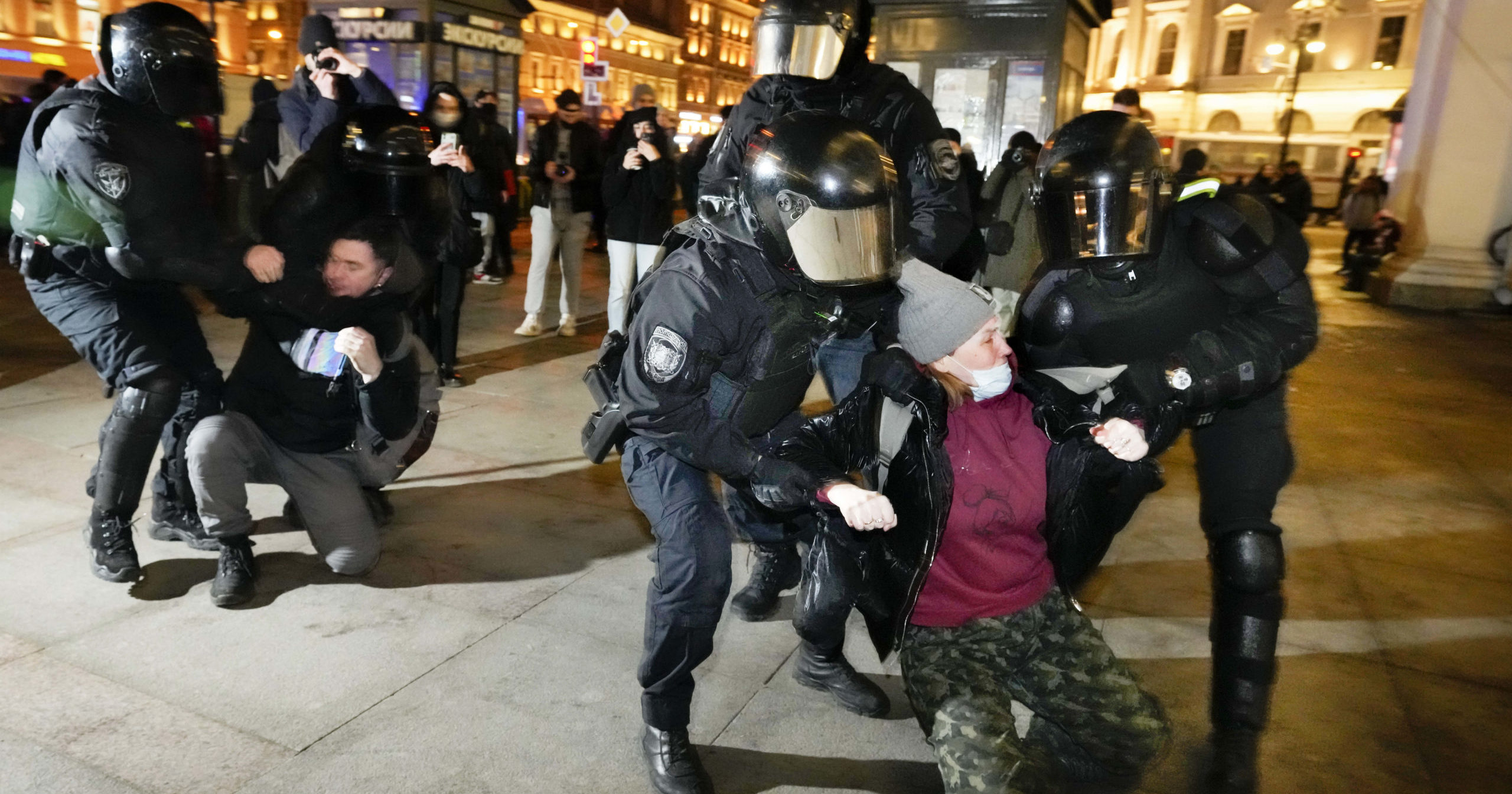 На нас напали кава. Протесты в Москве. Протесты в Петербурге. Протесты в России.