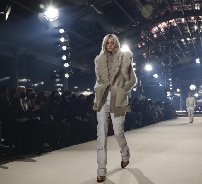 Guerra in Ucraina, la Moda in campo con donazioni milionarie per gli aiuti i rifugiati: da Armani a Chanel e Valentino, i brand si mobilitano