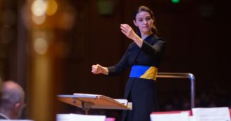 Copertina di Oksana Lyniv, la direttrice d’orchestra Ucraina: “Putin? Saranno i russi stessi a fermarlo”
