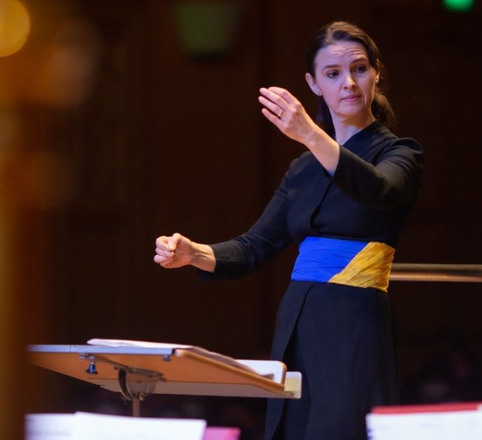 Oksana Lyniv, la direttrice d’orchestra Ucraina: “Putin? Saranno i russi stessi a fermarlo”