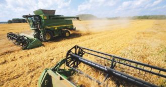 Copertina di La Cina chiede un ‘canale verde’ per il grano ucraino. L’Ue: “Il blocco di Mosca è un ricatto”. Primo treno con un carico arrivato in Lituania