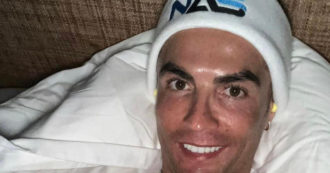 Copertina di Cristiano Ronaldo, “parti intime consumate”. Così i turisti stanno rovinando la statua del campione in Portogallo