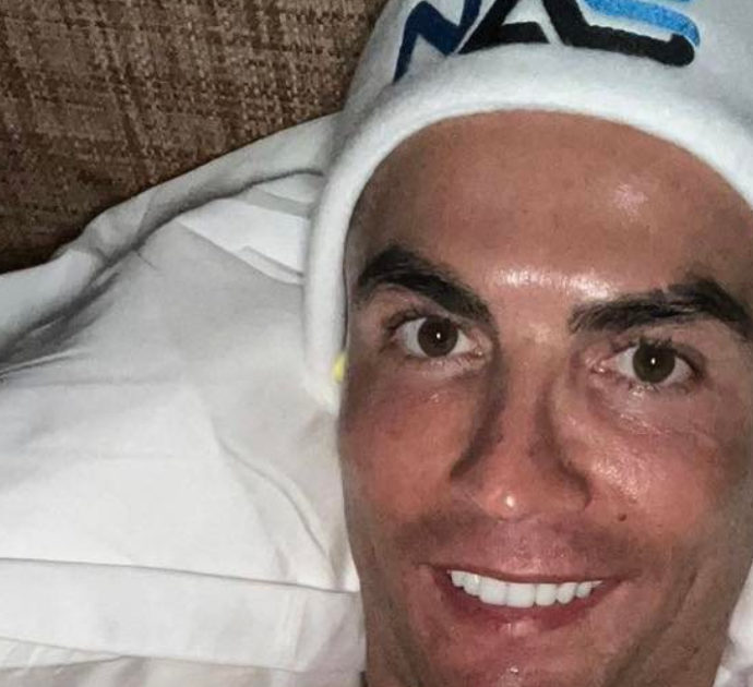 Cristiano Ronaldo, “parti intime consumate”. Così i turisti stanno rovinando la statua del campione in Portogallo