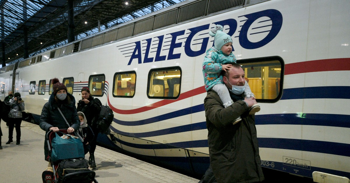 Finlandia refuerza la línea férrea entre Helsinki y San Petersburgo: miles de rusos abandonan su país