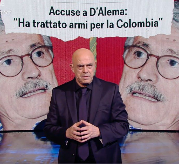 Il monologo di Crozza su D’Alema e le armi colombiane: “Ti occupi di armi e non prendi una lira? Per tradire i tuoi ideali almeno fatti pagare”