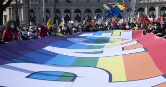 Roma, corteo per la pace contro la guerra in Ucraina. Gli organizzatori: “Siamo in 50mila”. In testa la bandiera arcobaleno