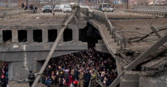 Guerra Russia-Ucraina, la foto simbolo: civili in fuga da Irpin aspettano di essere evacuati sotto un ponte distrutto