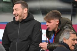 Copertina di Roma-Atalanta, Francesco Totti all’Olimpico insieme al figlio Cristian: “C’è anche Noemi Bocchi” (a debita distanza)